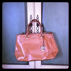 ⭐SALE⭐👜Michael Kors Large "Sutton" Handbag👜